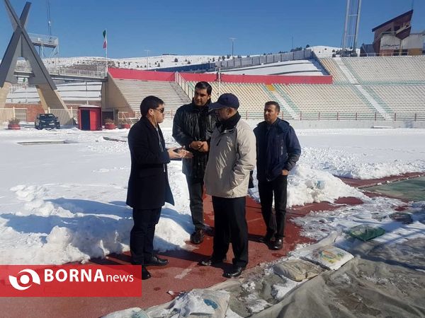آماده سازی ورزشگاه یادگار امام تبریز در روزهای برفی