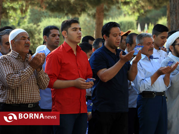 نماز شکرانه عید در کنار شهدای بهشت رضا(ع)