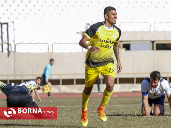 دیدار تیم های فوتبال فجر سپاسی شیراز و ملوان بندر انزلی