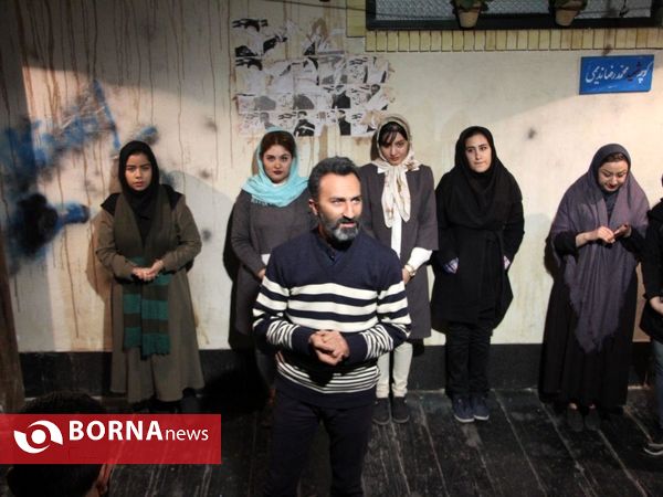 نمایش پشت کلانتری، کوچه اول، کنار تیر چراغ برق