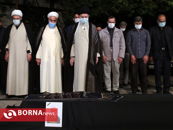 قرائت نماز رهبر انقلاب بر پیکر آیت‌الله حسن‌زاده آملی