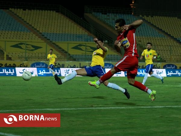 دیدار تیم های فوتبال صنعت نفت - پرسپولیس
