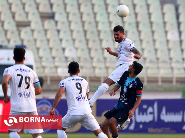 دیدار تیم های فوتبال پیکان - استقلال