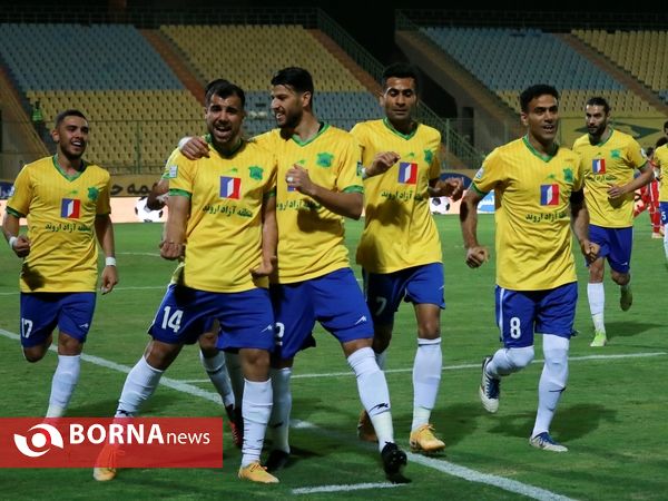 دیدار تیم های فوتبال صنعت نفت - پرسپولیس