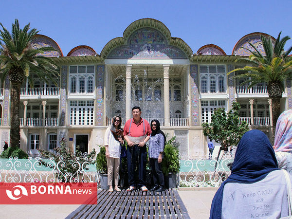 گردشگران خارجی در باغ ارم شیراز