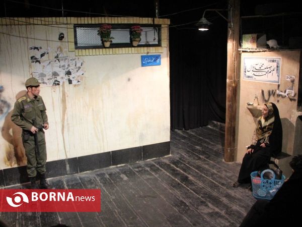 نمایش پشت کلانتری، کوچه اول، کنار تیر چراغ برق