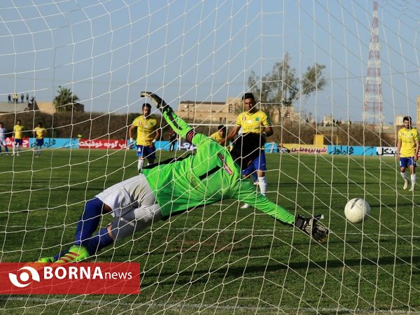 دیدار تیم های فوتبال صنعت نفت آبادان - داماش پارسه تهران