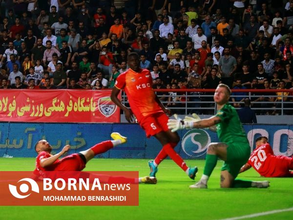 دیدار تیم های فوتبال فولاد - پرسپولیس 