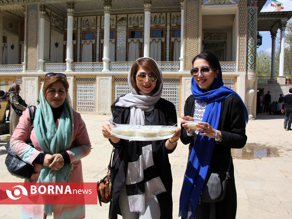 مسافران نوروزی در باغ عفیف اباد -شیراز