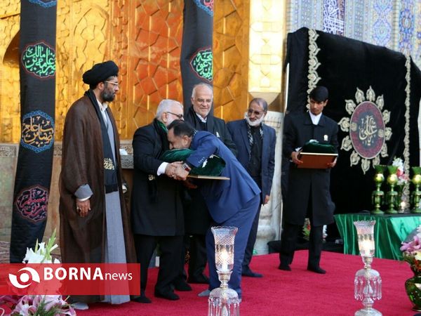 آيين تعويض پرچم گنبد منور رضوی