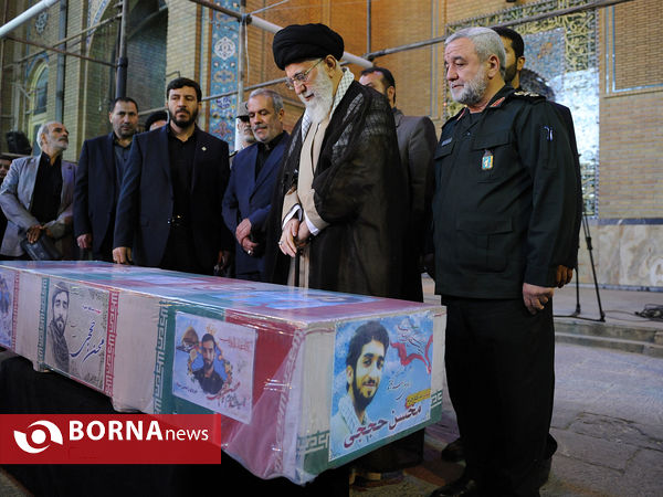 حضور رهبر انقلاب در کنار پیکر شهید محسن حججی