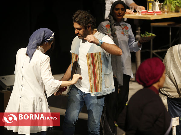 نمایش نیمه تاریک ماه