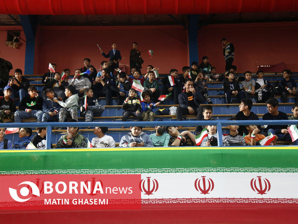 تماشای بازی ایران-ولز با حضور کودکان کار