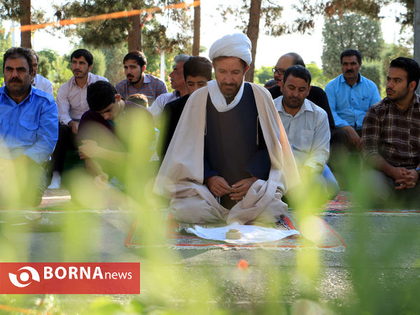 نماز شکرانه عید در کنار شهدای بهشت رضا(ع)