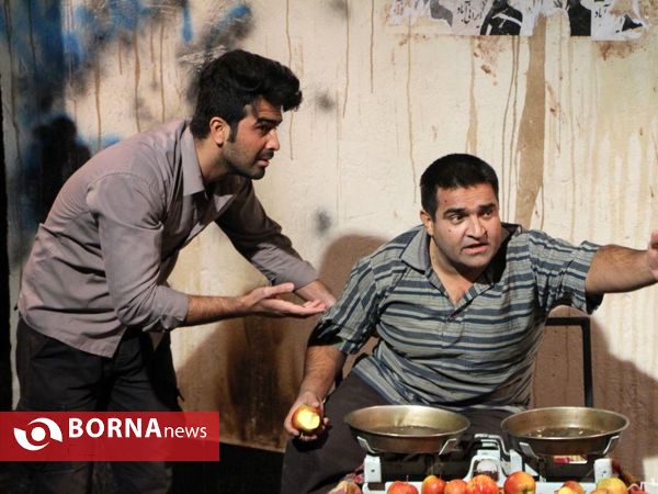 نمایش پشت کلانتری، کوچه اول، کنار تیر چراغ برق