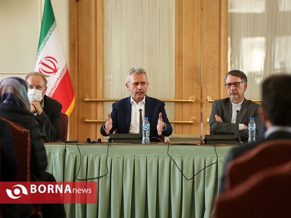 جلسه "شیوع بیماری کرونا و تشریح اقدامات پیشگیرانه و کنترلی ایران"