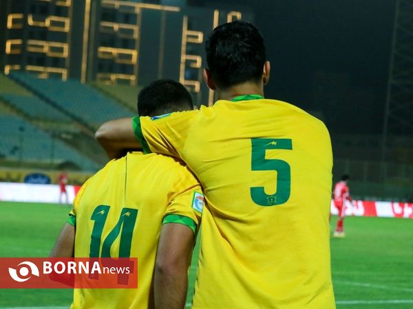 دیدار تیم های فوتبال صنعت نفت - پرسپولیس