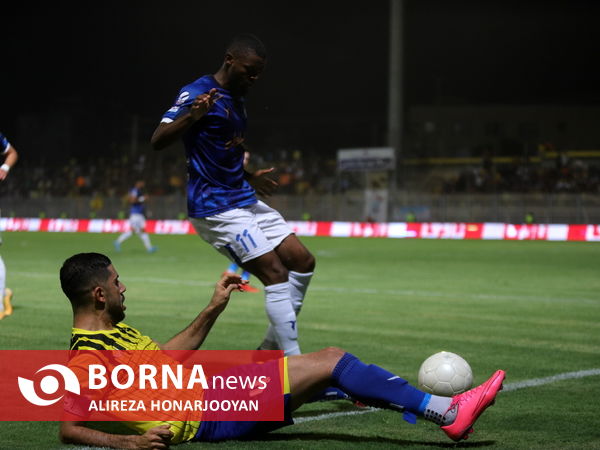 دیدار تیم های فوتبال نفت مسجدسلیمان - استقلال