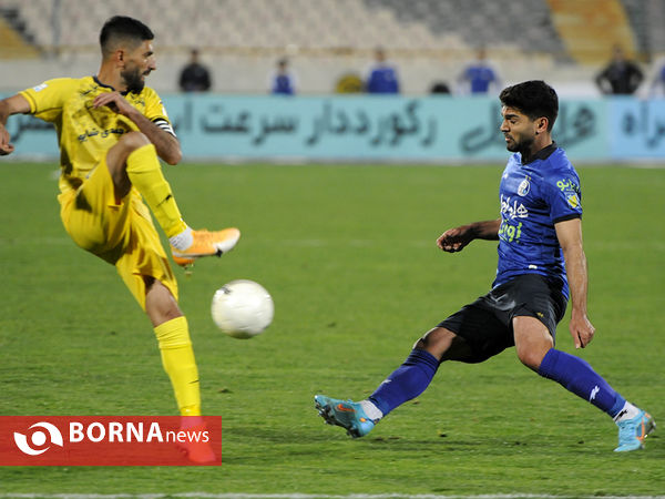 دیدار تیم های فوتبال استقلال - فجرسپاسی