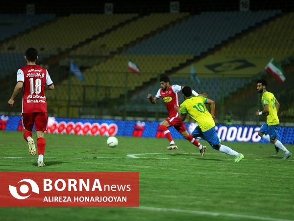 دیدار تیم های فوتبال صنعت نفت - پرسپولیس