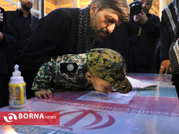 حضور رهبر انقلاب در کنار پیکر شهید محسن حججی