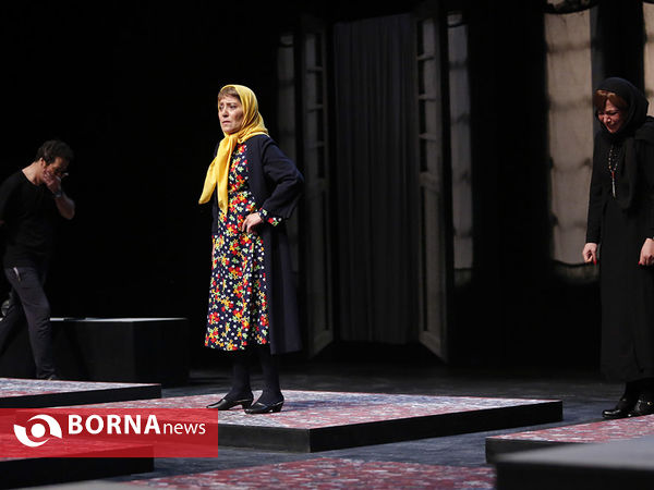 نمایش  خروس می خواند