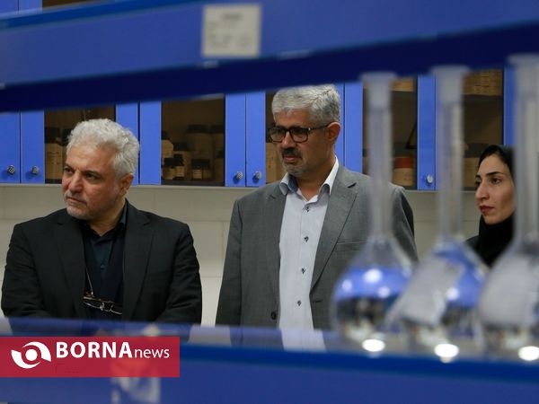 بازدید معاون وزیر بهداشت از آزمایشگاه غذا و دارو آبادان