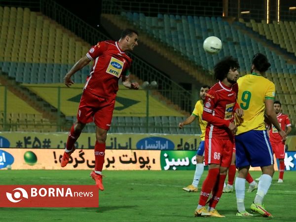 دیدار تیم های فوتبال صنعت نفت - پرسپولیس