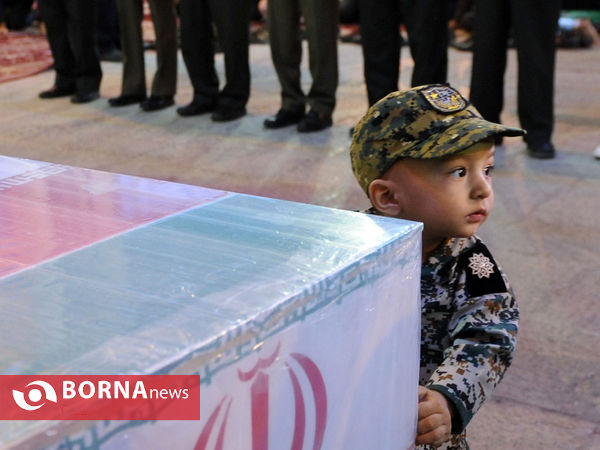 حضور رهبر انقلاب در کنار پیکر شهید محسن حججی