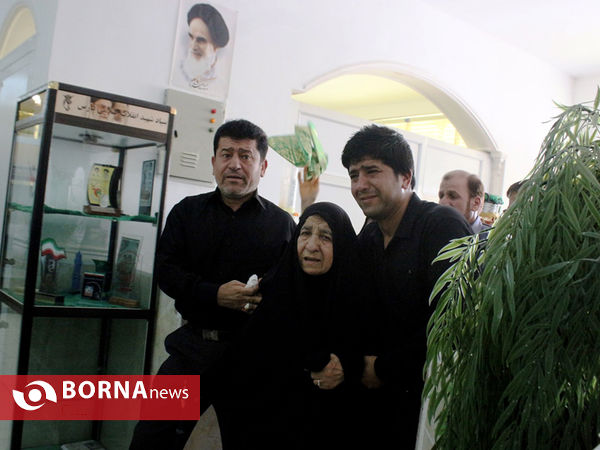 وداع خانواده شهید محمد قایدی با فرزندشان پس از 32 سال فراق