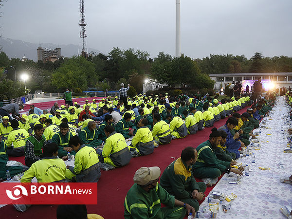 ضیافت افطار با کارگران خدمات شهری