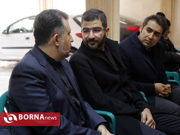 حضور معاون وزیر ورزش و جوانان در منزل شهیدان ابو مهدی المهندس و حسین جعفری نیا