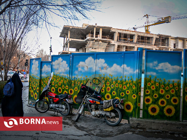 پارک موتورسیکلت ها در پیاده رو خیابان آمادگاه