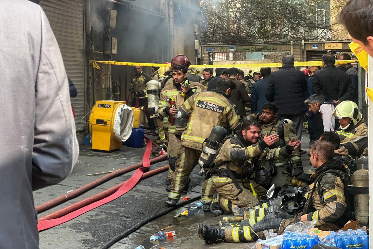 شهادت یک آتش‌نشان در حادثه حریق ساختمان اداری - تجاری در خیابان بهار

