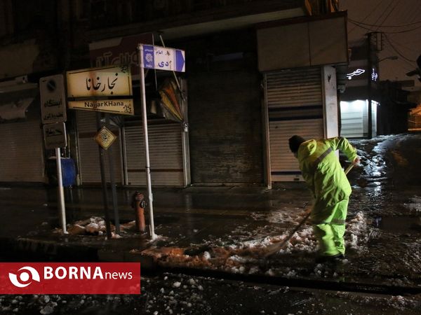 پاکسازی معابر برفی شهر ارومیه توسط عوامل شهرداری