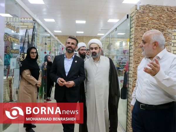 بازدید مدیرعامل سازمان منطقه آزاد اروند از بازارچه صنایع دستی آبادان