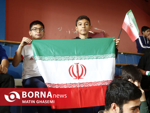 تماشای بازی ایران-ولز با حضور کودکان کار