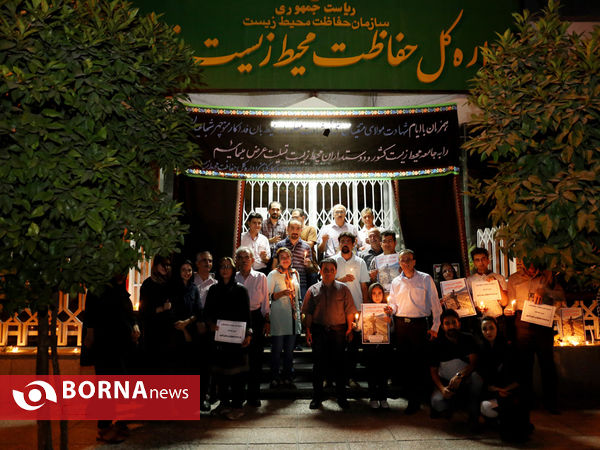 روشن کردن شمع به احترام محیط بان شهید منوچهر شجاعیان در مقابل اداره کل محیط زیست فارس