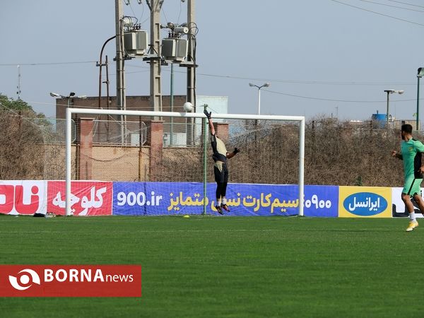 در حاشیه دیدار تیم های فوتبال صنعت نفت - شمس آذر قزوین