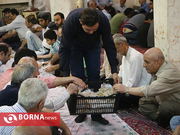 ضیافت افطار در مسجد جامع نیاوران