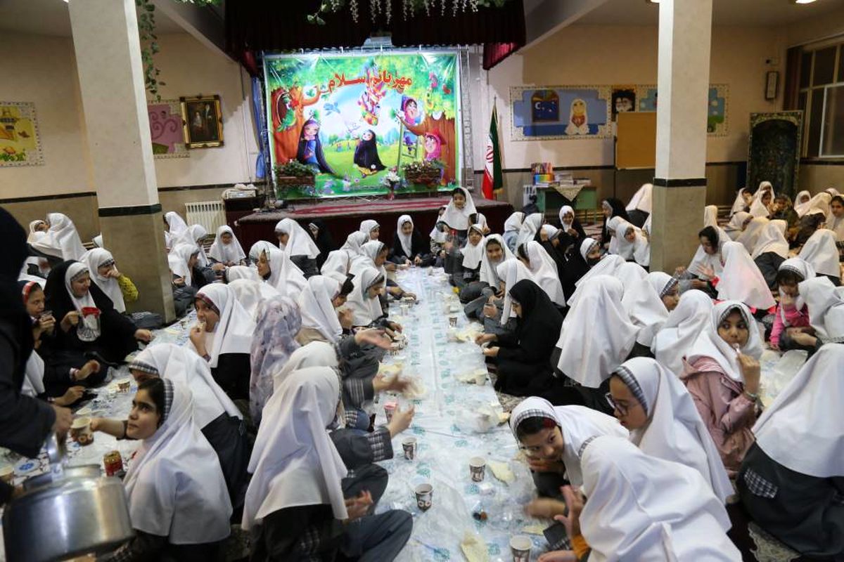 برپایی ضیافت افطاری برای دختران روزه اولی منطقه 13 تهران 