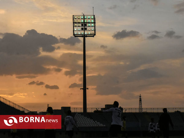 تجهیزات روشنایی ورزشگاه امام خمینی اراک