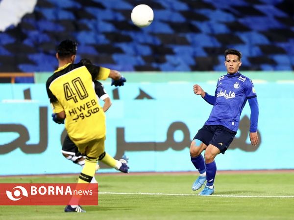 دیدار تیم‌های فوتبال استقلال - هوادار