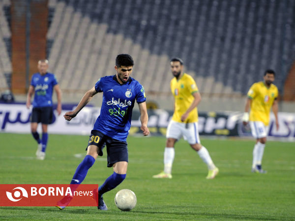 دیدار تیم های فوتبال استقلال - صنعت نفت آبادان