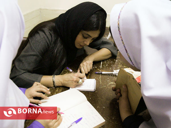 حضور در مدرسه کودکان کار و اهدای کتاب توسط آزاده صمدی