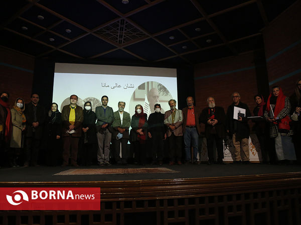 اهدا نشان  مانا و مانی انجمن هنرمندان نقاش ایران