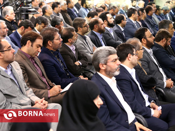 رئیس و جمعی از مدیران و مسئولان سازمان صداوسیمای  با رهبر انقلاب