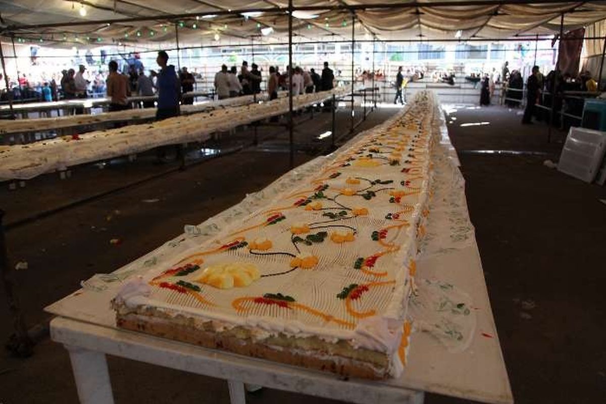 پخت و توزیع کیک ۳۰ متری در بوستان آزادگان
