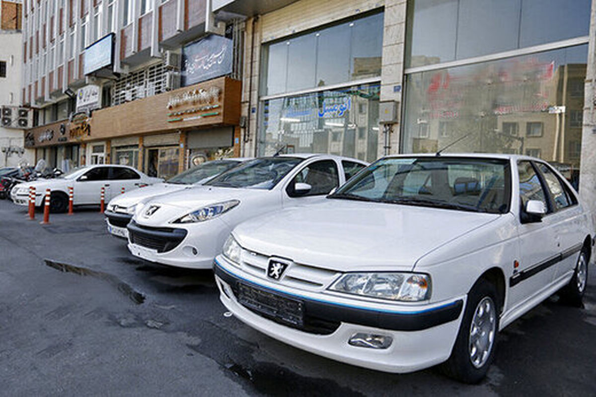 ادامه افت قیمت‌ خودرو و کاهش تقاضا خرید در بازار آزاد / پژو پارس 35 میلیون تومان ارزان شد