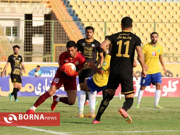 دیدار تیم های فوتبال صنعت نفت - سپاهان